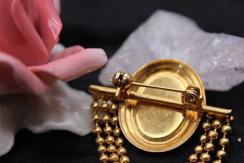 Vintage Brosche aus goldenem Metall mit Perlmutt und Anhängern 5,0 x 3,7 cm - Bild 4 von 4