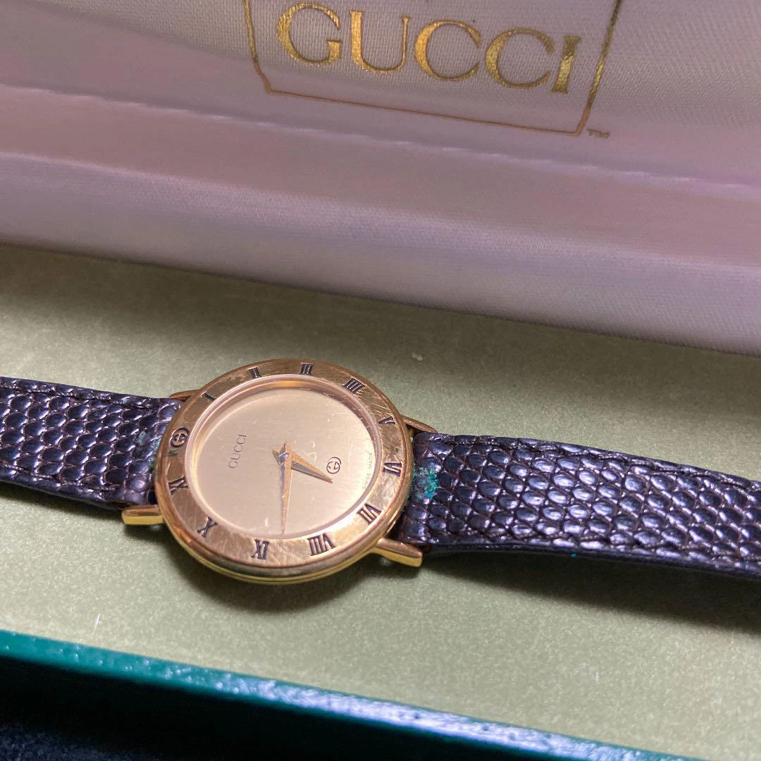 Montre femme Gucci marque italienne ceinture cuir marron foncé dorée