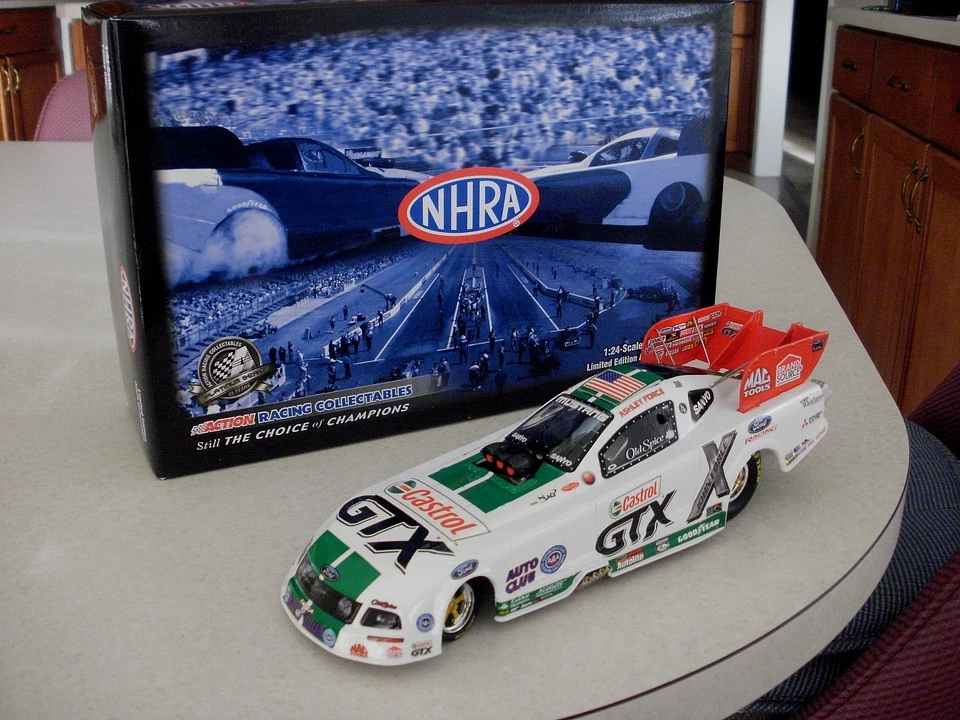 COCHE DIVERTIDO NHRA 1/24 ASHLEY FORCE 08 CASTROL GTX MUSTANG Foto 3 de 4