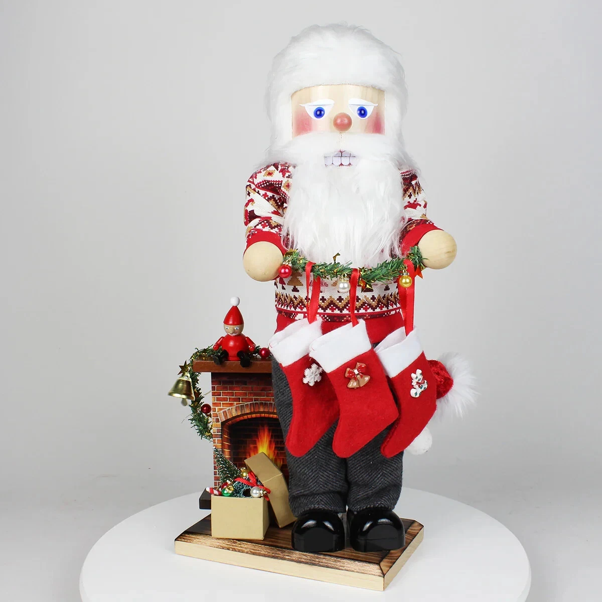 Nutcracker Santa Cozy Decorating - Thumbnail 2