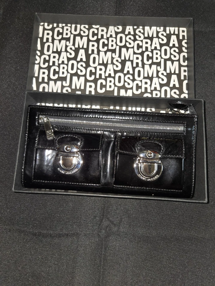 MARC JACOBS Black Patent Leather Wallet silver hardware - Image 3 of 4