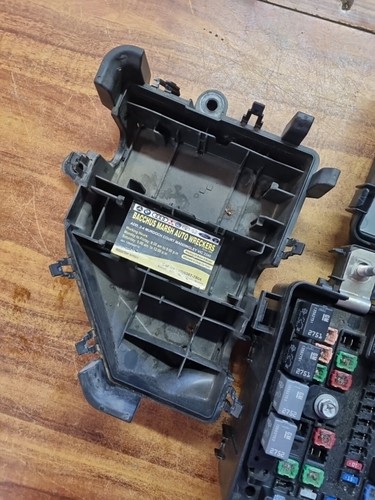 HOLDEN VE V8 Fuse Box Commodore 92257559, 6.0,Genuine(CHECK PHOTOS CLIP BROKEN) - Picture 4 of 14