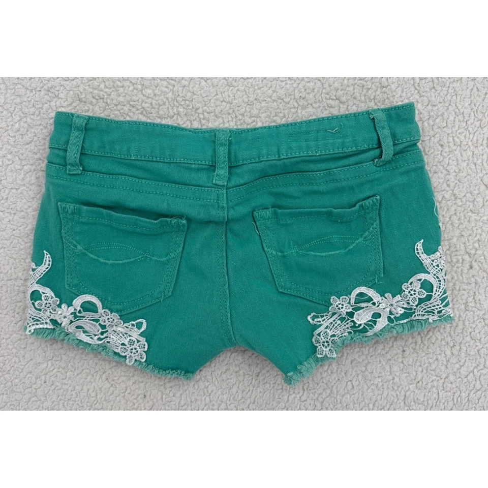 Pantalones Cortos Denim Hot Kiss Verde Turquesa con Ribete de Encaje Blanco Talla 4 Foto 2 de 4