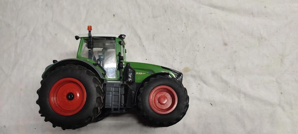 Siku 6880 Control Fendt 939 Traktor mit Fernsteuerung im Maßstab 1/32 - Bild 3 von 4