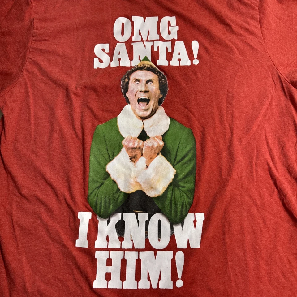 Película de Elfos Hombre Rojo "¡Omg Santa! ¡I Know Him!” Camiseta Mediana Foto 2 de 4
