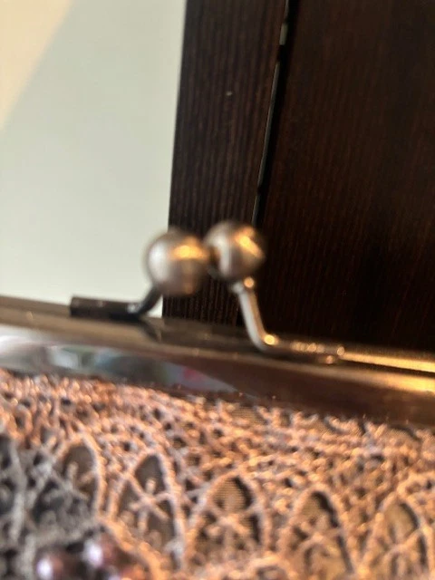 Nuevo con etiquetas Bolso sin asas de noche con cuentas de encaje satinado con joyas GRIS PELTRE SATINADO CON CADENA Foto 4 de 4