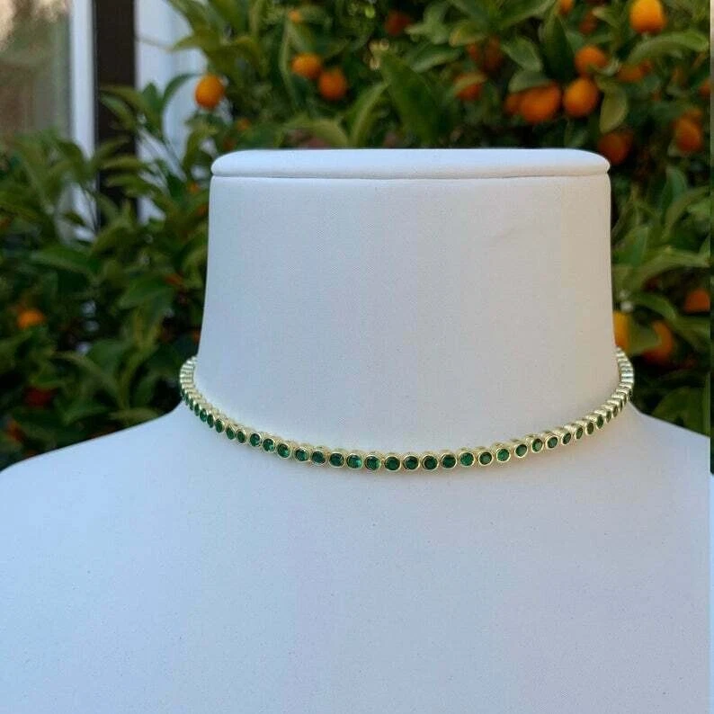 Collar gargantilla tenis esmeralda verde simulada redonda de 5 quilates enchapada en oro amarillo de 14 quilates Foto 2 de 4