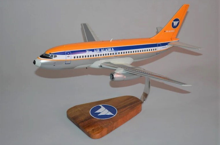 Wien Air Alaska Boeing 737200 Desk Top Display Wood Jet Model 1/72 SC