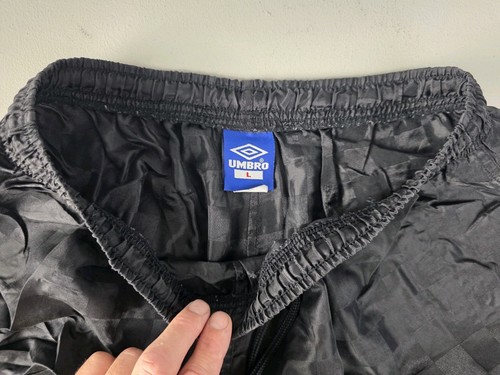 Vintage Umbro Herren Nylon karierte Shorts schwarz Größe Large Fußball gebraucht, in einwandfreiem Zustand - Bild 3 von 9