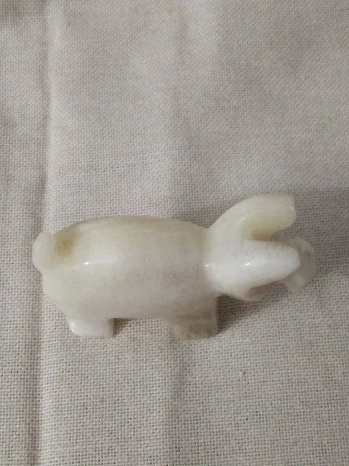 Piedra vintage tallada a mano PIG blanca con mancha oscura pulida usada Foto 3 de 4