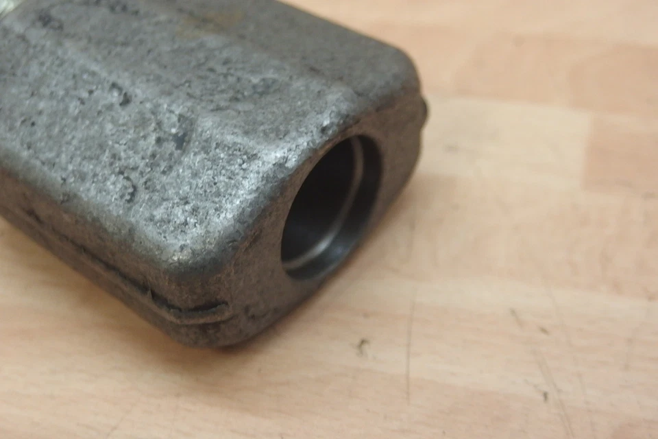 Knieschraube + Mutter Gewinde 22x2,5 Seitenstrebe der Unterlenker Streben Fendt - Bild 2 von 3