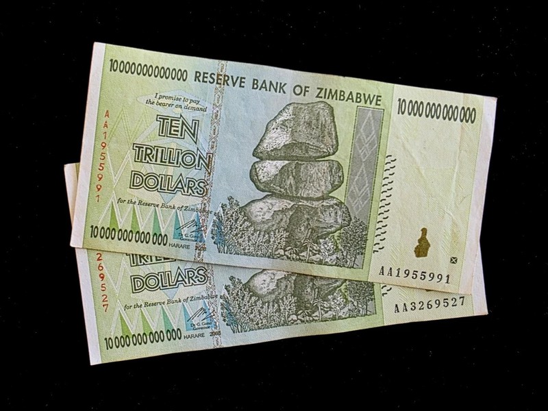 2 pcs  x Zimbabwe 10 trillion dollar banknote / 2008 / AA -Circulated