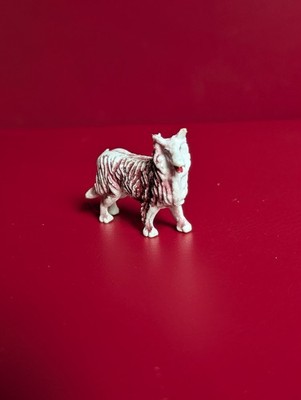 FIGUR HUND WEISS UND LILA PVC TIERE 5cm x 4cm Sehr guter Zustand Spielzeug gebraucht