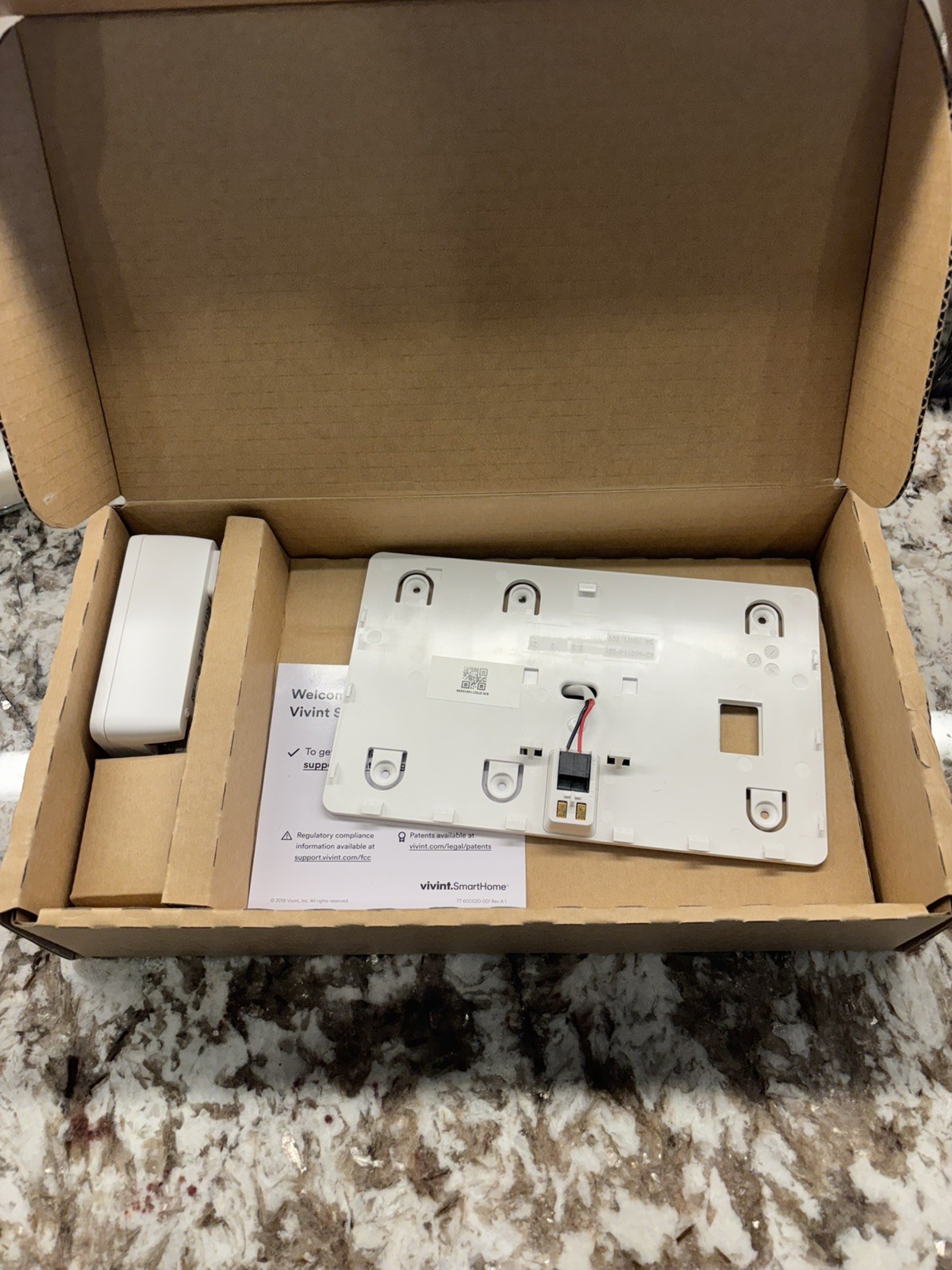 Vivint Smart Hub Control Panel VS-SH2000-C00 with Battery and Power Supply