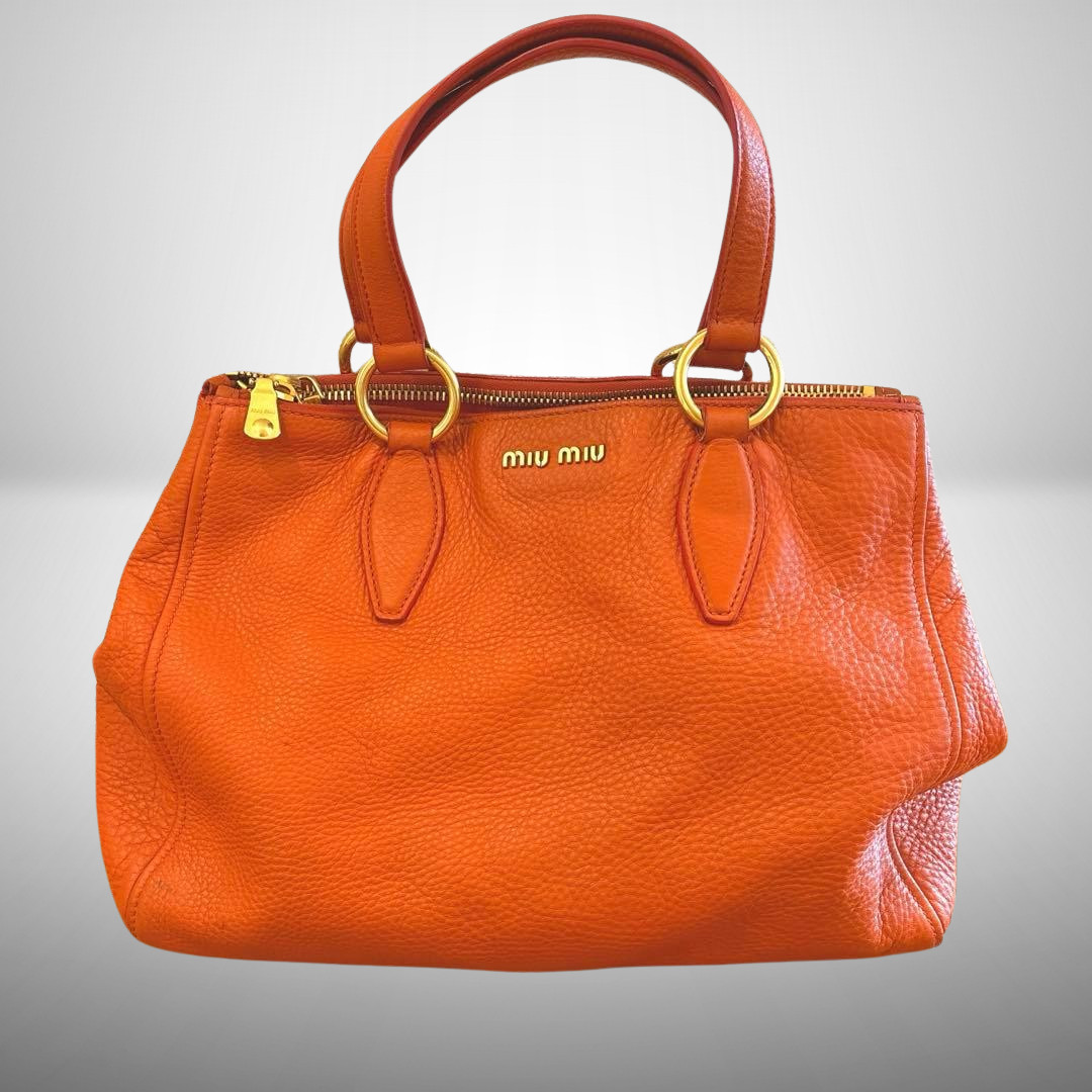 Autentica borsa a mano MIU MIU con manico superiore in pelle arancione e logo...