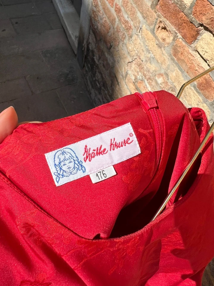 Vintage 1970s Käthe Kruse Red Floral Jacquard Dress – Rare Human Size Collectibl - Immagine 2 di 4