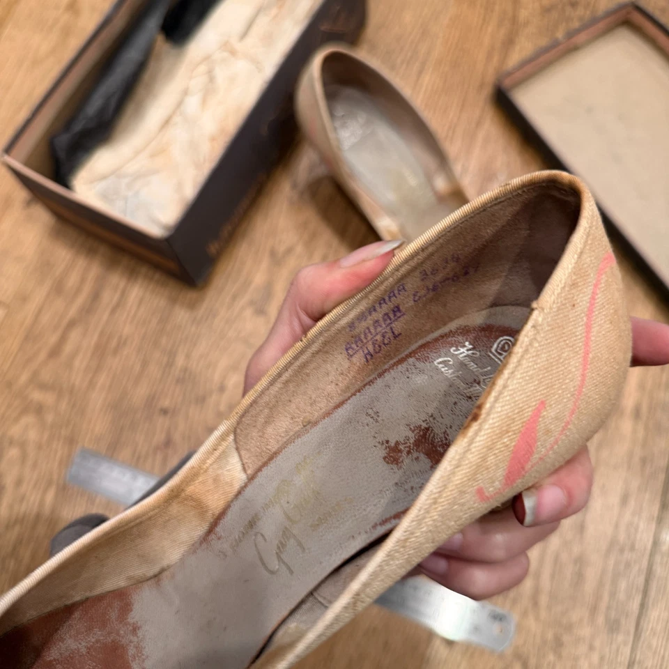 Tacones irlandeses de lino de la década de 1950 de Gay Craft - Bombas florales pintadas a mano con caja Foto 3 de 4