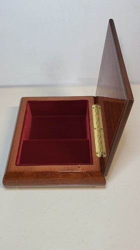 MI Hummel Heirloom Music Box "Stormy Weather" featuring "April Showers" ITALY - Picture 7 of 16