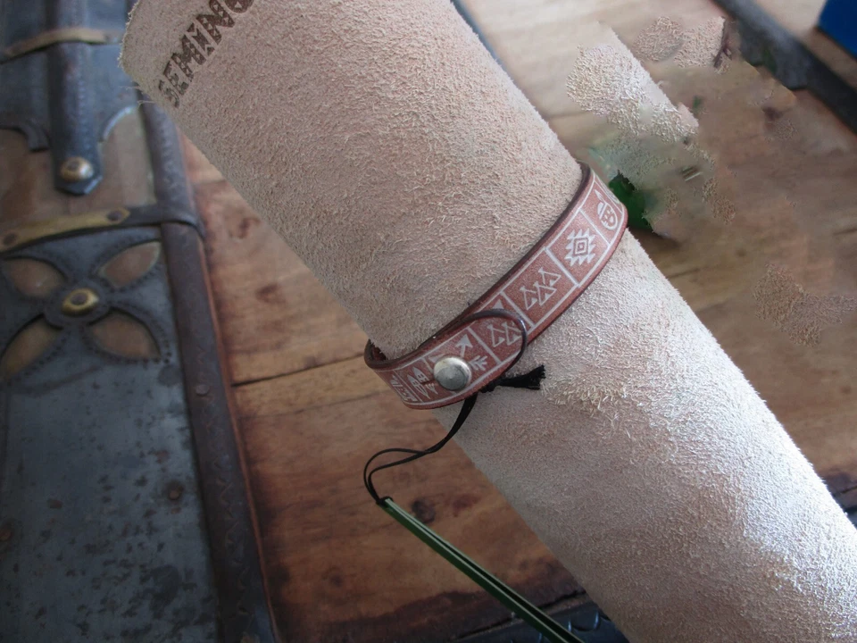 bracciale in pelle marrone polsino fatto a mano braccialetto in cuoio surfista - Immagine 3 di 4