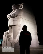 BARACK OBAMA TOURS THE MARTIN LUTHER KING MEMORIAL IN 2011 - 8X10 PHOTO (AB-472)