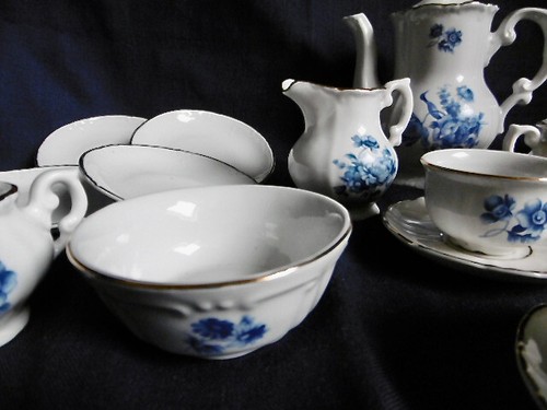 JOLIE DINETTE PORCELAINE ANCIENNE - FLEURS BLEUES ET DORURES -18 PIÈCES -TB ÉTAT - Imagen 4 de 20