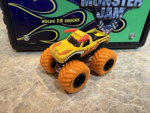 Hot Wheels Monster Jam 3D Grave Digger Storage Carry Case w/ 15 Toy Truck Lot - Picture 13 of 22