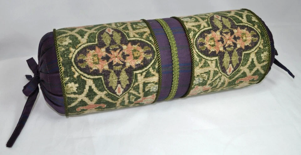 Almohada hecha con tapiz verde Ralph Lauren Rutherford Park y tela a cuadros púrpura Foto 3 de 4