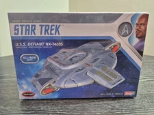 Star Trek U.S.S. Defiant NX-74205 1/1000 Snap Model Kit Polar Lights Sealed