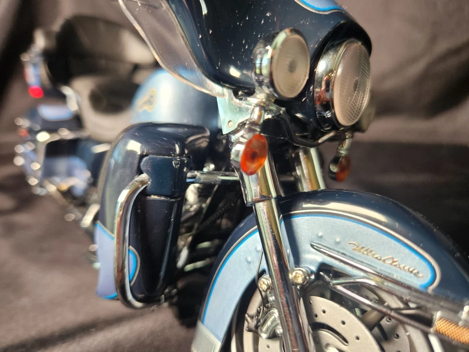 Franklin Mint Harley-Davidson Ultra Classic Peace Officer 1:10 Scale Inv. #4744 - Image 3 of 4