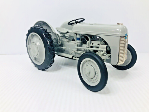 ERTL PRECISION SERIES FORD 9N TRACTOR WITH FERGUSON SYSTEM 1:16 W/DOC NIB - Picture 3 of 14