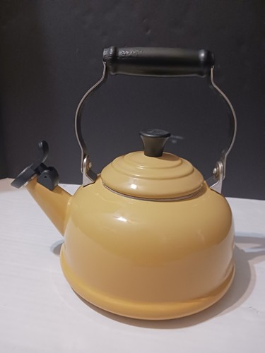 Le Creuset Enameled Steel 1.7 Quart 1.6 L Quince Soleil Yellow Whistle Kettle - Picture 1 of 23