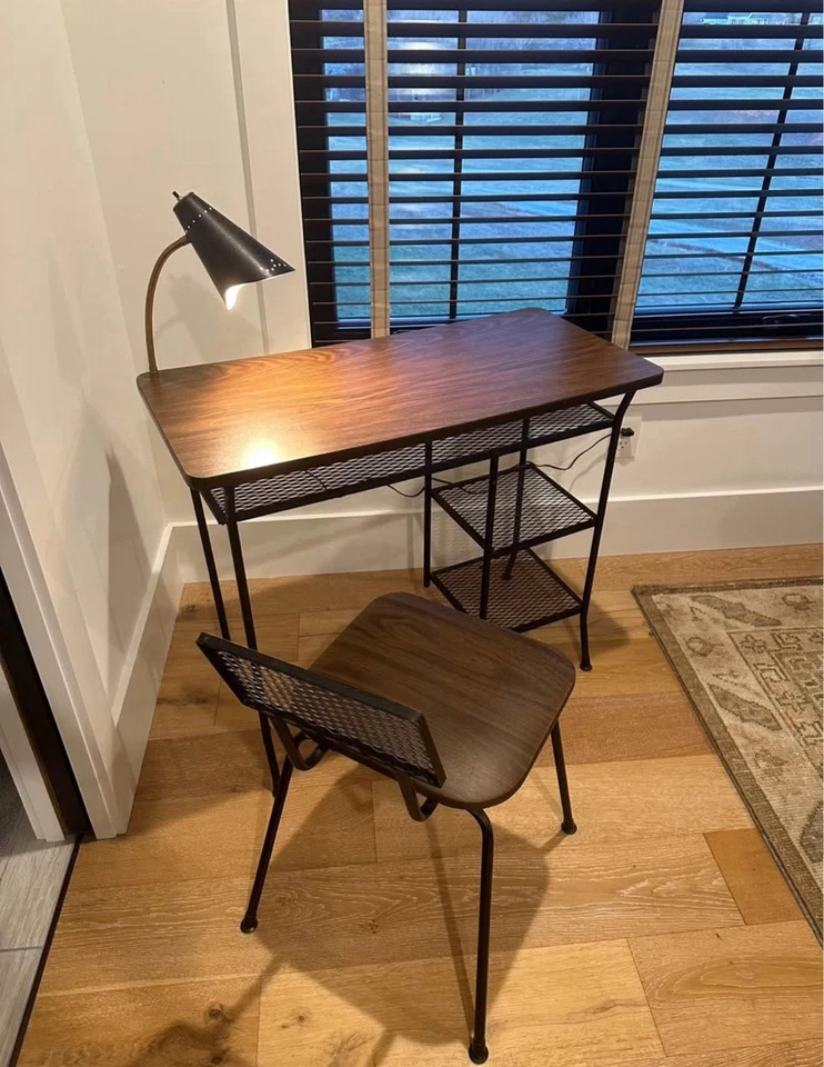 Escritorio y silla MCM Loroman con lámpara original en funcionamiento, fotos muestran medidas  Foto 4 de 4