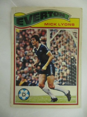 -#181- EVERTON TOPPS-FOOTBALL MICK LYONS RED BACK 1977