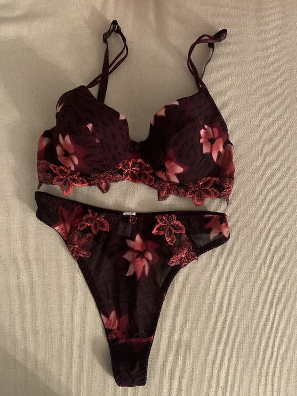 “New” Elegant Bra Panty Set Size 34B/S Color Burgundy