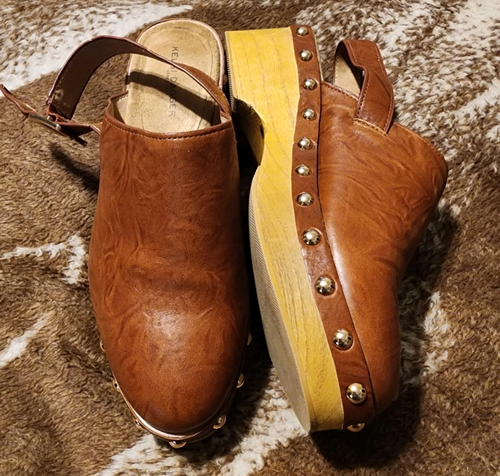 Zoccolo Kelsi Dagger Brooklyn magazzino arachidi slingback tono oro borchia accento 10