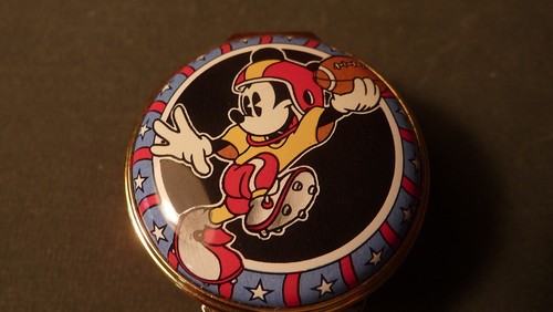 VINT 1997 ENGLISH HALCYON DAYS ENAMEL DISNEY BOX- MICKEY MOUSE PLAYING FOOTBALL - Picture 3 of 8