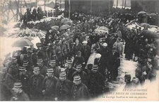 62 - COURIERES - SAN46532 - The funeral procession starts - La Catast