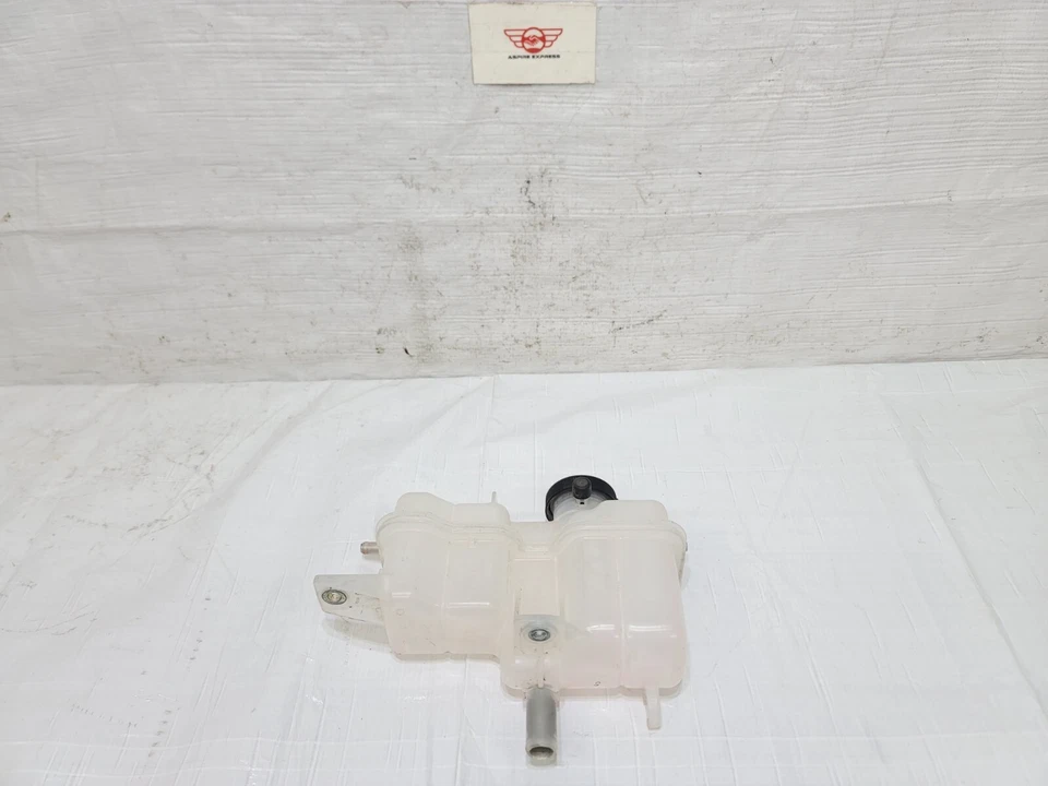 2010-2015 Lexus RX450H Engine Coolant Reservoir OEM 16470-0P040 Foto 4 de 4