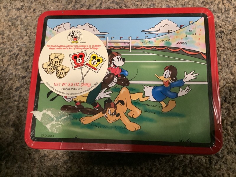 DISNEY RARE  MICKEY'S FOOTBALL 1997 SERIES #2 IN SEALED MINI LUNCH TIN-Z