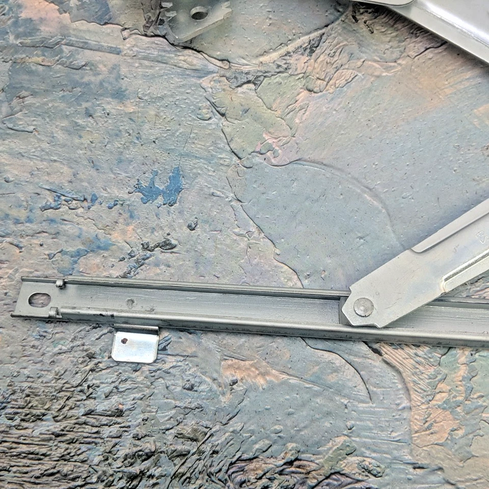 Dorman 752780 подходит только для переднего регулятора стеклоподъемника Mitsubishi Lancer 2008-2017 годов выпуска левая сторона - Изображение 3 из 4