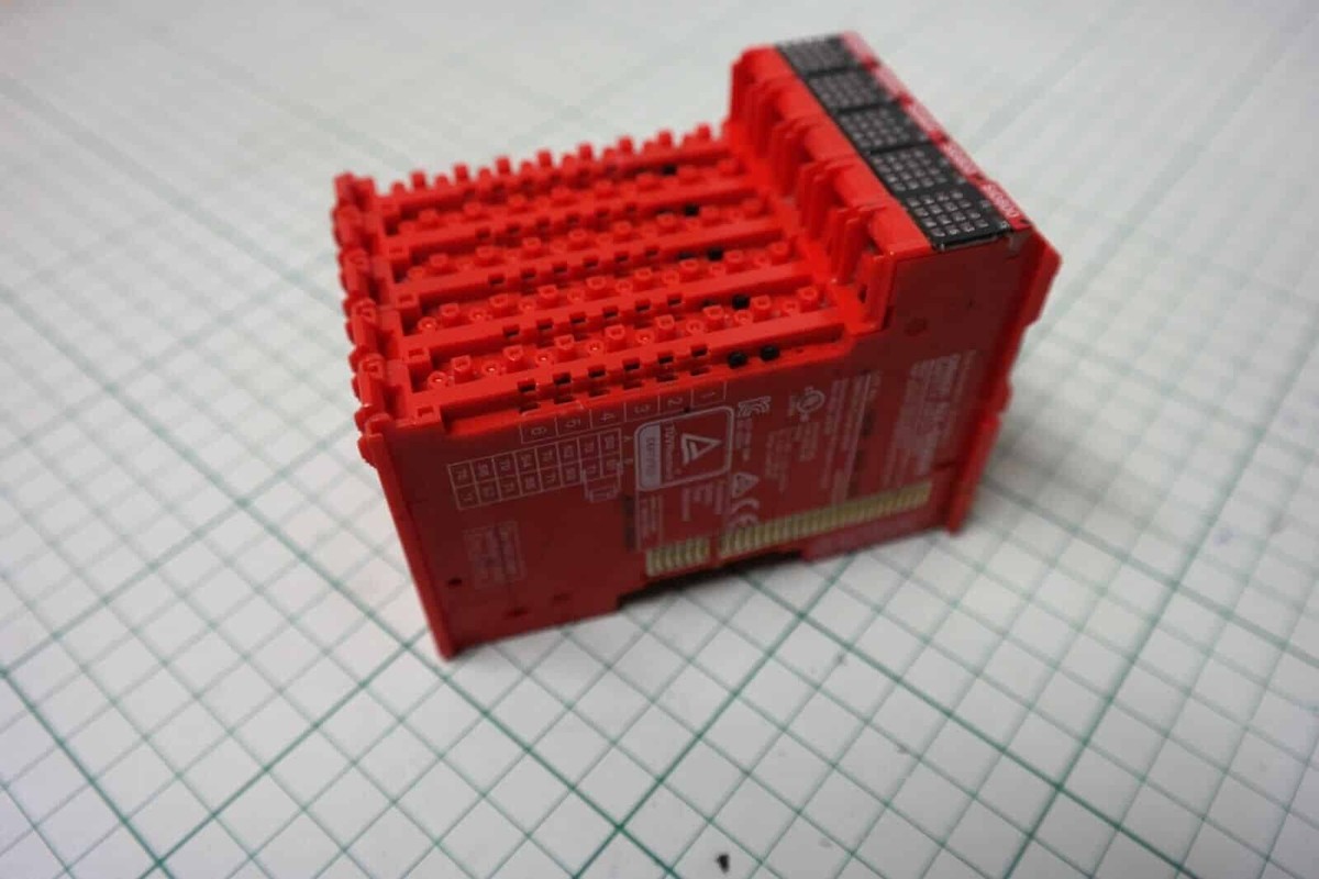 Omron 8 Digital Safety Inputs, PNP 24 VDC sid 800 READ