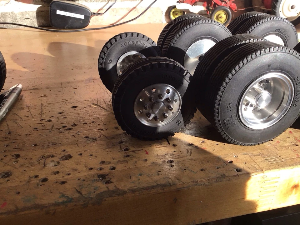 Llantas y neumáticos de camión personalizados para un Smith Miller, ¿todo americano escala 1/16? O RC Foto 2 de 4