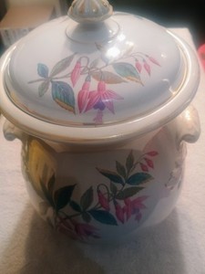 Gorgeous Large Iron stone pot with lid. Made in the United Kingdom early 1800's