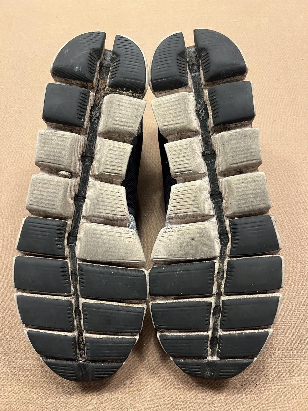 On Cloud Black - image 4