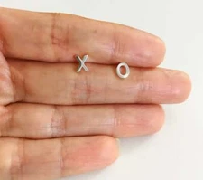 925 Sterling Silver XO Hugs & Kisses Stud Earrings / Aretes de Plata - ESE73
