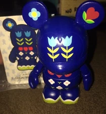 DISNEY VINYLMATION 3'' ITS A SMALL WORLD CHASER  PARK 3 W/CARD 