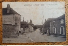 Arsonval (Aube) - La Grande Rue (5) - L'Eglise au fond - Panneau Pub Petit Beurr