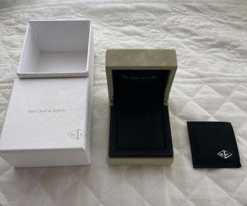 Van Cleef & Arpels Jewelry Earrings Box, Shopping Bag, Ribbon