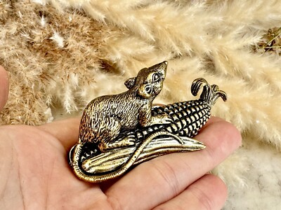 Massivmessing Maus auf einer Maisfigur, Maus und Labyrinth Figur