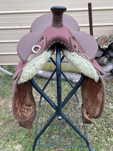 Used 17" brown synthetic Australian outback saddle w/Western fenders, rigging - Picture 8 of 12
